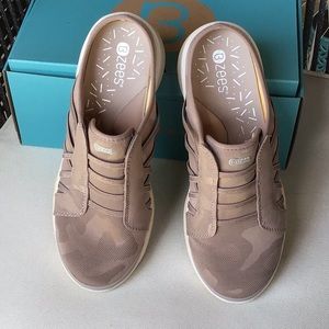 BZEES NWT 8.5M - athletic mule in latte. Athleisure